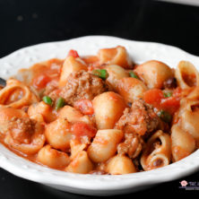 Make this easy one-pot meal for some serious deliciousness! It’s cheesy, it’s beefy, it’s the Mac’ Daddy of one pot pasta dishes! Plus with it being only 1 dirty pot that means less time spent washing dishes and more YOU time!