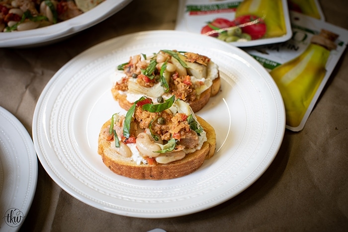 Italian Tuna Crostini - AD Whether it's for your weekly meal prep or a night with friends, this Italian Tuna Crostini is sophisticated, packed with flavor, high in protein and requires no cooking! Step up your tuna game with StarKist Selects E.V.O.O. #healthy #tuna #protein #italian #nobake #nocook #crostini #appetizers #mealprep #mealplan #party #fingerfoods #starkist #oliveoil #evoo