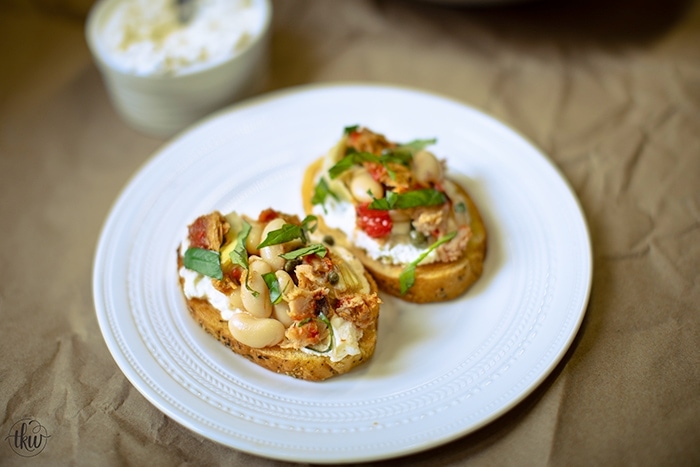 Italian Tuna Crostini - AD Whether it's for your weekly meal prep or a night with friends, this Italian Tuna Crostini is sophisticated, packed with flavor, high in protein and requires no cooking! Step up your tuna game with StarKist Selects E.V.O.O. #healthy #tuna #protein #italian #nobake #nocook #crostini #appetizers #mealprep #mealplan #party #fingerfoods #starkist #oliveoil #evoo