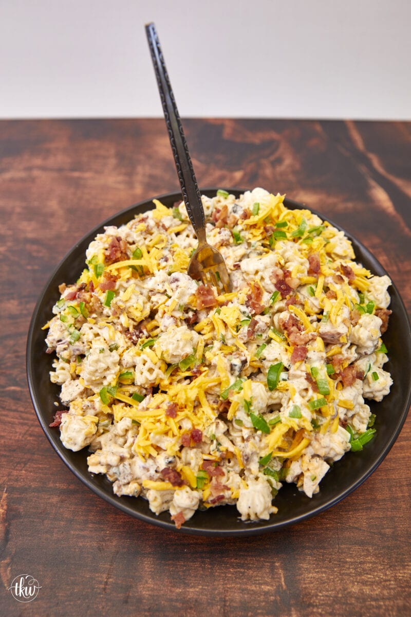 Transform chicken, crispy bacon, cheddar cheese, and cooked pasta coated in a homemade ranch dressing into the most amazing pasta salad! Ultimate Bacon Chicken Ranch Pasta Salad easy pasta salad, rotisserie chicken salad, bbq chicken pasta salad, cookout foods, leftover salads, hot and cold salads