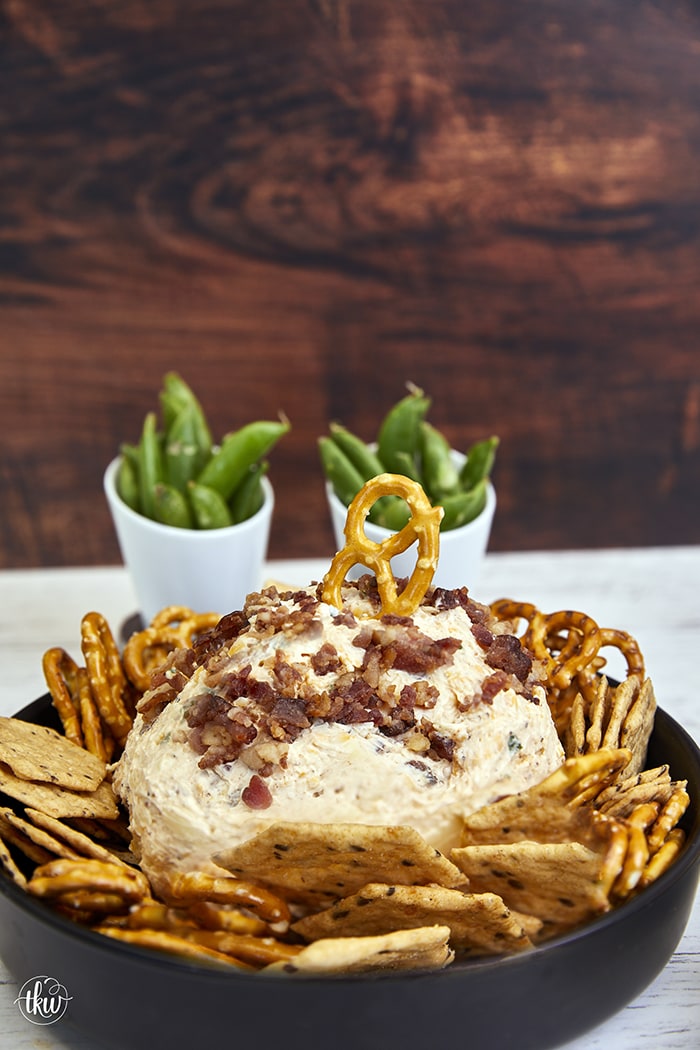 The perfect creamy, cheesy, spicy party dip! Minced jalapeños, creamy cheese, cheddar cheese, and spices make this such an addictive hot or cold dip! Easy Cheesy Jalapeño Popper Dip - Hot or Cold, ultimate jalapeno popper dip, bacon cheese dip, football food, baked popper dip, spicy dip