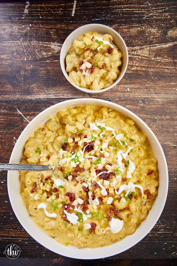 The perfect one-pot pasta & cheese dish! Cavatappi noodles coated in a delicious spicy southwestern cheese sauce with bits of corn, bacon, and hatch chiles! Easy, cheesy, and there's no draining required! Ultimate One-Pot Spicy Southwestern Cheesy Pasta, mac 'n cheese, one pot mac & cheese, cavatappi and cheese, bacon mac & cheese, southwestern mac and cheese, one pan recipe