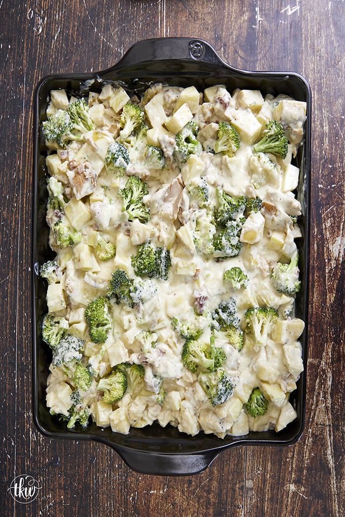This has to be one of THE BEST one-pan recipes! Tender potatoes, broccoli, roasted chicken, and crispy bacon smothered in a cheesy Parmesan Alfredo sauce! Smothered Alfredo Chicken Casserole With Potatoes Bacon And Broccoli, smothered chicken, chicken casserole, one pan dinner, leftover chicken recipes, parmesan alfredo cheese sauce, comfort foods