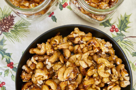 These skillet-toasted candied cashews are truly one of the best crunchy sweet snacks! Coated in a candied honey sugar coating and finished with flaky sea salt, you'll be hard-pressed to stop eating them! Easy Candied Honey Sugar Crunch Hot Salted Cashews, candied nuts, holiday nuts, sugared nuts, christmas food gifts, diy gifts, hostess gifts, holiday snacks, crunchy nuts