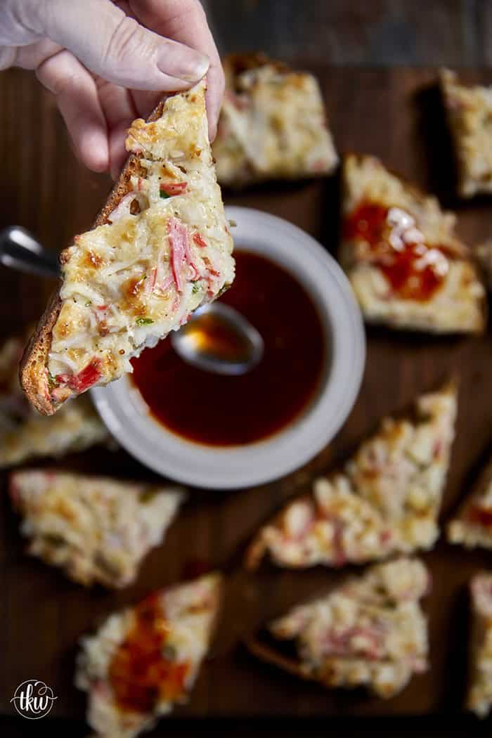 Looking for the ultimate easy appetizer? This Creamy Garlic & Herb Crab Toast is the perfect 25-minute snack! 🦀✨ Made with rich Kewpie mayo, surimi, fresh chives, and melted cheese on crispy sourdough. It’s an elevated, restaurant-quality recipe that’s surprisingly budget-friendly. Perfect for game day, brunch, or a quick savory snack! #CrabToast #KewpieMayo #EasyAppetizer #SeafoodRecipe #PartyFood