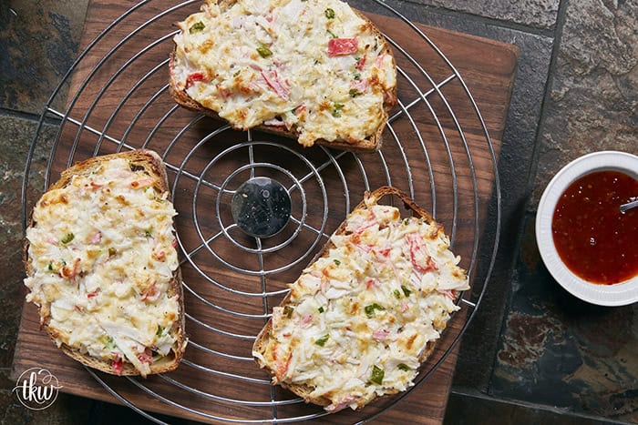 Looking for the ultimate easy appetizer? This Creamy Garlic & Herb Crab Toast is the perfect 25-minute snack! 🦀✨ Made with rich Kewpie mayo, surimi, fresh chives, and melted cheese on crispy sourdough. It’s an elevated, restaurant-quality recipe that’s surprisingly budget-friendly. Perfect for game day, brunch, or a quick savory snack! #CrabToast #KewpieMayo #EasyAppetizer #SeafoodRecipe #PartyFood