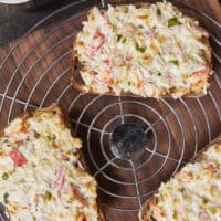Looking for the ultimate easy appetizer? This Creamy Garlic & Herb Crab Toast is the perfect 25-minute snack! 🦀✨ Made with rich Kewpie mayo, surimi, fresh chives, and melted cheese on crispy sourdough. It&rsquo;s an elevated, restaurant-quality recipe that&rsquo;s surprisingly budget-friendly. Perfect for game day, brunch, or a quick savory snack! #CrabToast #KewpieMayo #EasyAppetizer #SeafoodRecipe #PartyFood