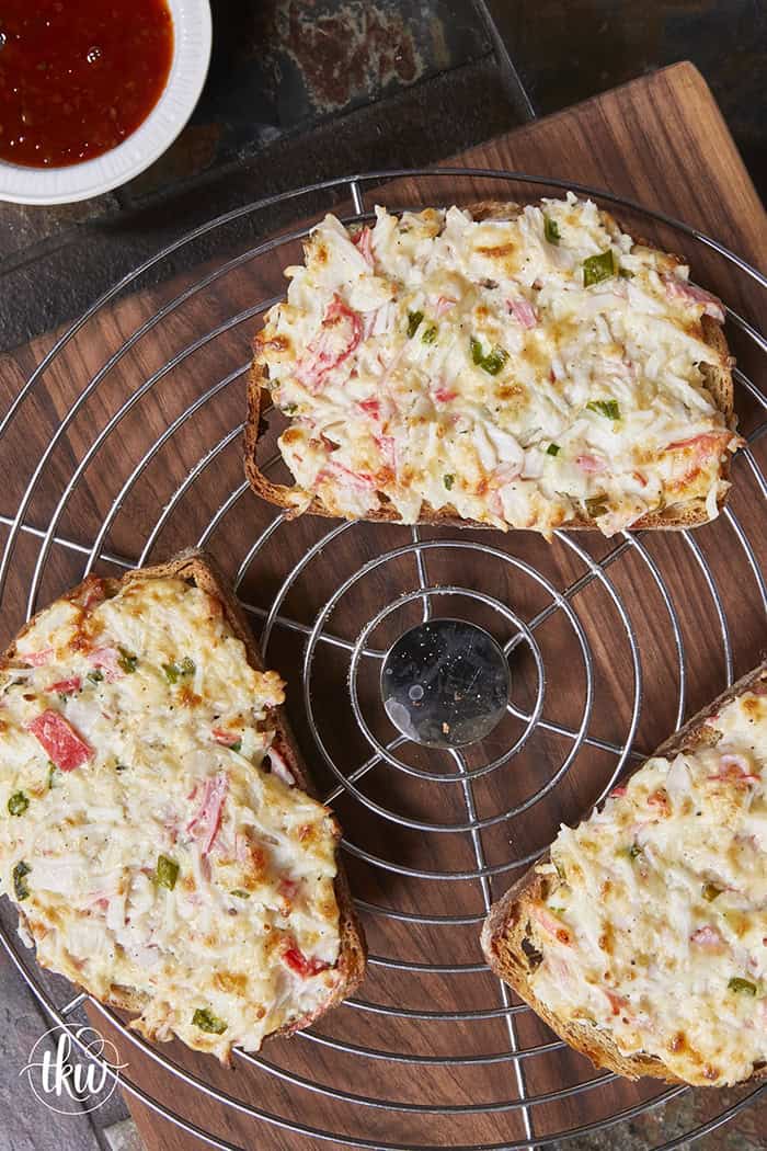 Looking for the ultimate easy appetizer? This Creamy Garlic & Herb Crab Toast is the perfect 25-minute snack! 🦀✨ Made with rich Kewpie mayo, surimi, fresh chives, and melted cheese on crispy sourdough. It’s an elevated, restaurant-quality recipe that’s surprisingly budget-friendly. Perfect for game day, brunch, or a quick savory snack! #CrabToast #KewpieMayo #EasyAppetizer #SeafoodRecipe #PartyFood