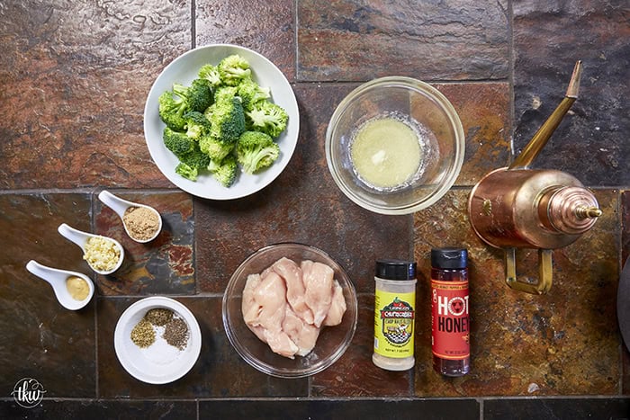 Looking for a 30-minute dinner? 🍯 This Sheet Pan Hot Honey Garlic Chicken and Broccoli is sweet, spicy, and requires only one pan. Perfect for healthy meal prep or a quick family dinner! #SheetPanMeals #HotHoneyChicken #EasyDinner #HealthyRecipes