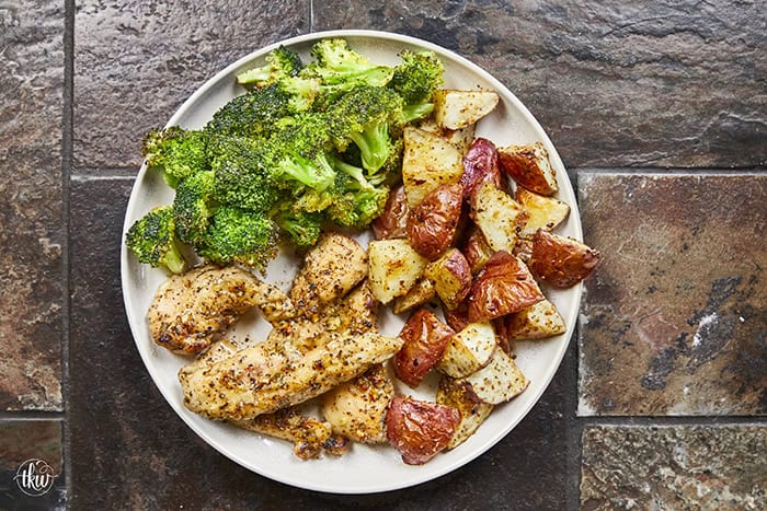 Looking for a 30-minute dinner? 🍯 This Sheet Pan Hot Honey Garlic Chicken and Broccoli is sweet, spicy, and requires only one pan. Perfect for healthy meal prep or a quick family dinner! #SheetPanMeals #HotHoneyChicken #EasyDinner #HealthyRecipes