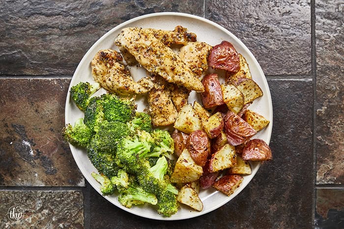 Looking for a 30-minute dinner? 🍯 This Sheet Pan Hot Honey Garlic Chicken and Broccoli is sweet, spicy, and requires only one pan. Perfect for healthy meal prep or a quick family dinner! #SheetPanMeals #HotHoneyChicken #EasyDinner #HealthyRecipes
