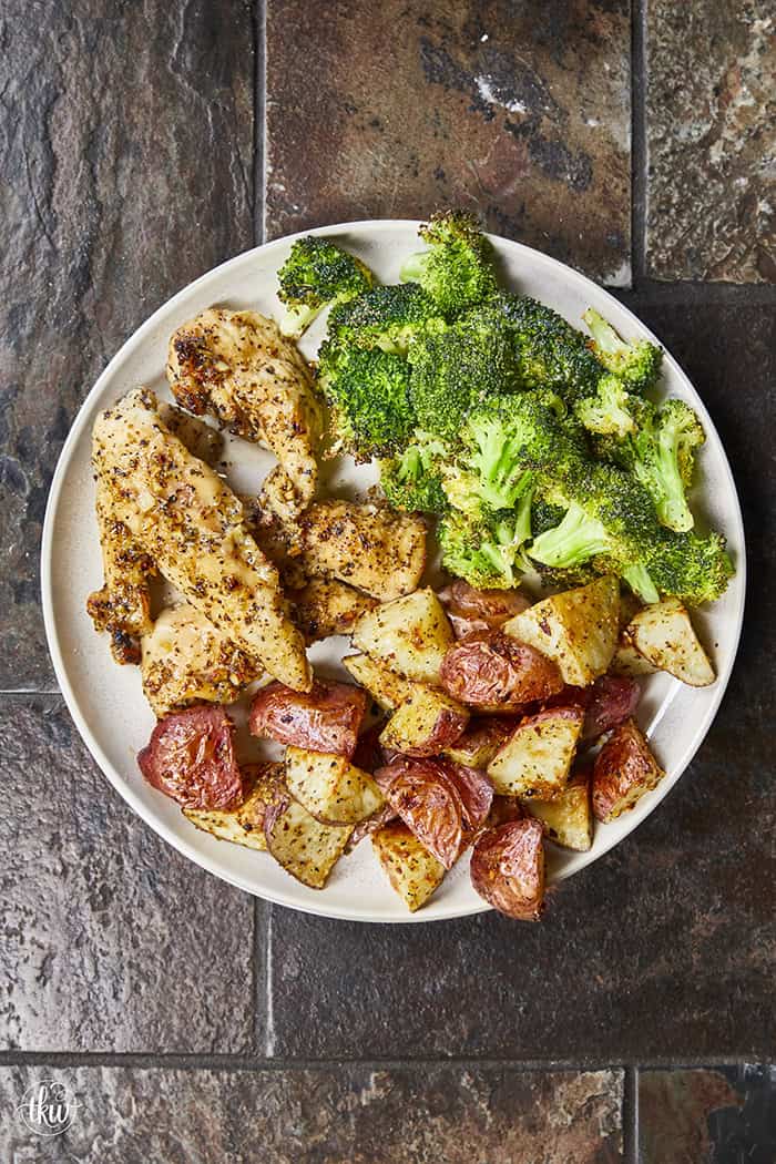 Looking for a 30-minute dinner? 🍯 This Sheet Pan Hot Honey Garlic Chicken and Broccoli is sweet, spicy, and requires only one pan. Perfect for healthy meal prep or a quick family dinner! #SheetPanMeals #HotHoneyChicken #EasyDinner #HealthyRecipes