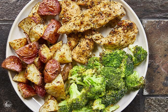 Looking for a 30-minute dinner? 🍯 This Sheet Pan Hot Honey Garlic Chicken and Broccoli is sweet, spicy, and requires only one pan. Perfect for healthy meal prep or a quick family dinner! #SheetPanMeals #HotHoneyChicken #EasyDinner #HealthyRecipes
