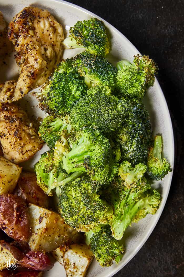 Looking for a 30-minute dinner? 🍯 This Sheet Pan Hot Honey Garlic Chicken and Broccoli is sweet, spicy, and requires only one pan. Perfect for healthy meal prep or a quick family dinner! #SheetPanMeals #HotHoneyChicken #EasyDinner #HealthyRecipes
