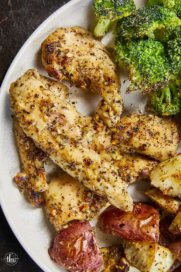 Looking for a 30-minute dinner? 🍯 This Sheet Pan Hot Honey Garlic Chicken and Broccoli is sweet, spicy, and requires only one pan. Perfect for healthy meal prep or a quick family dinner! #SheetPanMeals #HotHoneyChicken #EasyDinner #HealthyRecipes