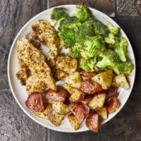 Looking for a 30-minute dinner? 🍯 This Sheet Pan Hot Honey Garlic Chicken and Broccoli is sweet, spicy, and requires only one pan. Perfect for healthy meal prep or a quick family dinner! #SheetPanMeals #HotHoneyChicken #EasyDinner #HealthyRecipes
