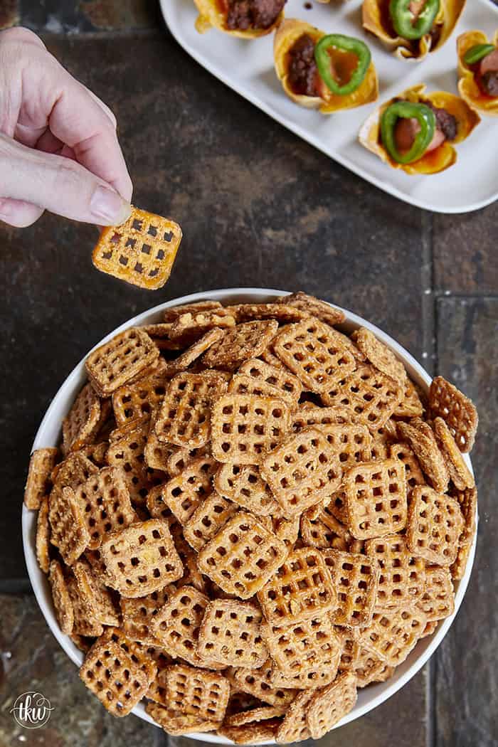 We’re taking a basic bag of store-bought pretzels and giving them a major glow-up with zesty nacho cheese seasoning and pantry spices. They take just minutes to prep and are the perfect addictive snack for game night, cookouts, or your next movie marathon! #GameDaySnacks #SeasonedPretzels #EasyAppetizers