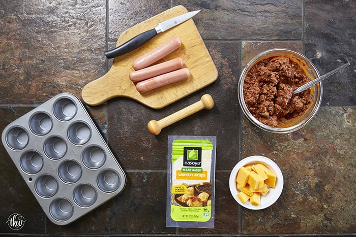 Looking for the best game day appetizer? These Crispy Chili Dog Wonton Cups are a total crowd-pleaser! 🌭🧀 Made with simple ingredients like bean-free chili, chopped hot dogs, and plenty of melted cheese, they are the perfect crunchy, bite-sized snack for your next cookout or movie night. A great way to use up leftover hot dogs in just 20 minutes! #ChiliDogWontonCups #GameDayEats #EasyAppetizers #WontonRecipes