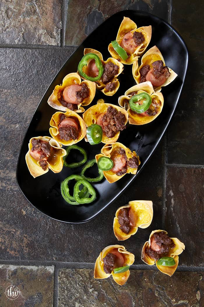 Looking for the best game day appetizer? These Crispy Chili Dog Wonton Cups are a total crowd-pleaser! 🌭🧀 Made with simple ingredients like bean-free chili, chopped hot dogs, and plenty of melted cheese, they are the perfect crunchy, bite-sized snack for your next cookout or movie night. A great way to use up leftover hot dogs in just 20 minutes! #ChiliDogWontonCups #GameDayEats #EasyAppetizers #WontonRecipes