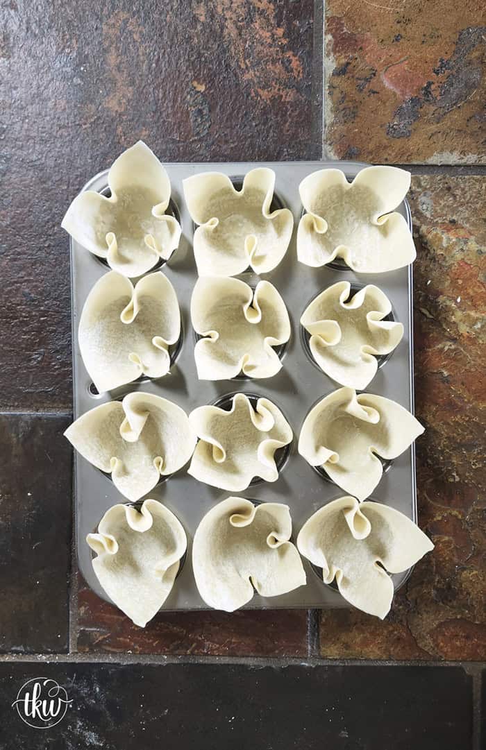 Looking for the best game day appetizer? These Crispy Chili Dog Wonton Cups are a total crowd-pleaser! 🌭🧀 Made with simple ingredients like bean-free chili, chopped hot dogs, and plenty of melted cheese, they are the perfect crunchy, bite-sized snack for your next cookout or movie night. A great way to use up leftover hot dogs in just 20 minutes! #ChiliDogWontonCups #GameDayEats #EasyAppetizers #WontonRecipes