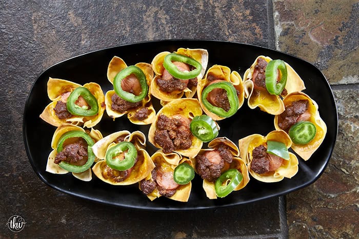 Looking for the best game day appetizer? These Crispy Chili Dog Wonton Cups are a total crowd-pleaser! 🌭🧀 Made with simple ingredients like bean-free chili, chopped hot dogs, and plenty of melted cheese, they are the perfect crunchy, bite-sized snack for your next cookout or movie night. A great way to use up leftover hot dogs in just 20 minutes! #ChiliDogWontonCups #GameDayEats #EasyAppetizers #WontonRecipes