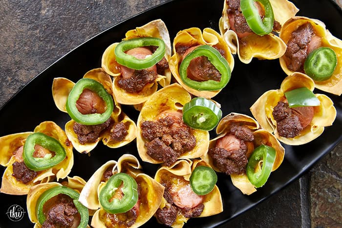 Looking for the best game day appetizer? These Crispy Chili Dog Wonton Cups are a total crowd-pleaser! 🌭🧀 Made with simple ingredients like bean-free chili, chopped hot dogs, and plenty of melted cheese, they are the perfect crunchy, bite-sized snack for your next cookout or movie night. A great way to use up leftover hot dogs in just 20 minutes! #ChiliDogWontonCups #GameDayEats #EasyAppetizers #WontonRecipes