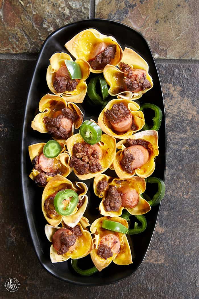 Looking for the best game day appetizer? These Crispy Chili Dog Wonton Cups are a total crowd-pleaser! 🌭🧀 Made with simple ingredients like bean-free chili, chopped hot dogs, and plenty of melted cheese, they are the perfect crunchy, bite-sized snack for your next cookout or movie night. A great way to use up leftover hot dogs in just 20 minutes! #ChiliDogWontonCups #GameDayEats #EasyAppetizers #WontonRecipes