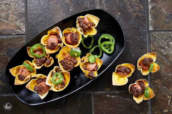 Looking for the best game day appetizer? These Crispy Chili Dog Wonton Cups are a total crowd-pleaser! 🌭🧀 Made with simple ingredients like bean-free chili, chopped hot dogs, and plenty of melted cheese, they are the perfect crunchy, bite-sized snack for your next cookout or movie night. A great way to use up leftover hot dogs in just 20 minutes! #ChiliDogWontonCups #GameDayEats #EasyAppetizers #WontonRecipes