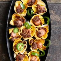 Looking for the best game day appetizer? These Crispy Chili Dog Wonton Cups are a total crowd-pleaser! 🌭🧀 Made with simple ingredients like bean-free chili, chopped hot dogs, and plenty of melted cheese, they are the perfect crunchy, bite-sized snack for your next cookout or movie night. A great way to use up leftover hot dogs in just 20 minutes! #ChiliDogWontonCups #GameDayEats #EasyAppetizers #WontonRecipes